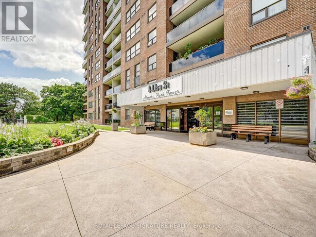 4 Lisa St. in Brampton, ON - Building Photo - Building Photo