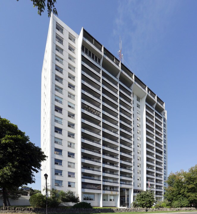 Ben Lomond Plaza in Hamilton, ON - Building Photo