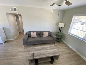 11121 SW 46th St in Miami, FL - Building Photo - Building Photo