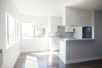 Carlyle Apartments in Los Angeles, CA - Building Photo - Building Photo