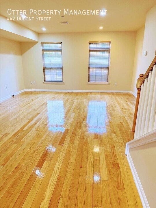 442 Dupont St in Philadelphia, PA - Building Photo