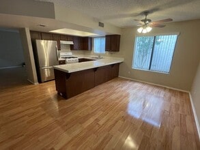 2825 Swallow Point Cir in Las Vegas, NV - Foto de edificio - Building Photo