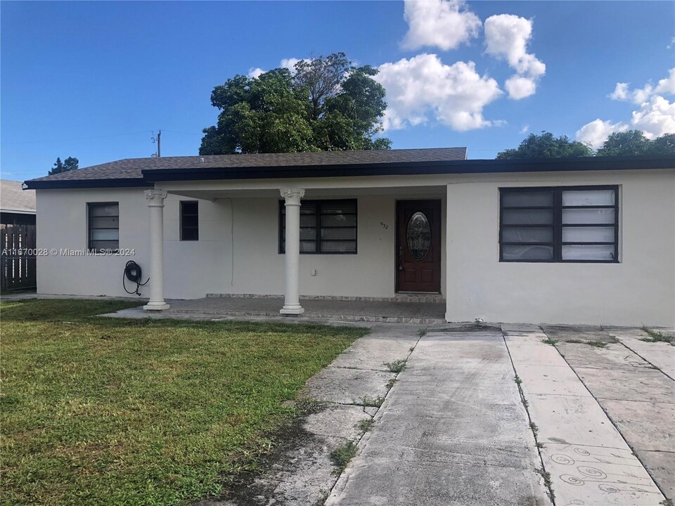 932 E 32nd St in Hialeah, FL - Building Photo