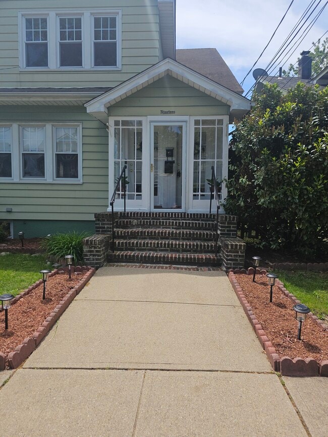 19 Harding St, Unit #2 in Maplewood, NJ - Foto de edificio - Building Photo
