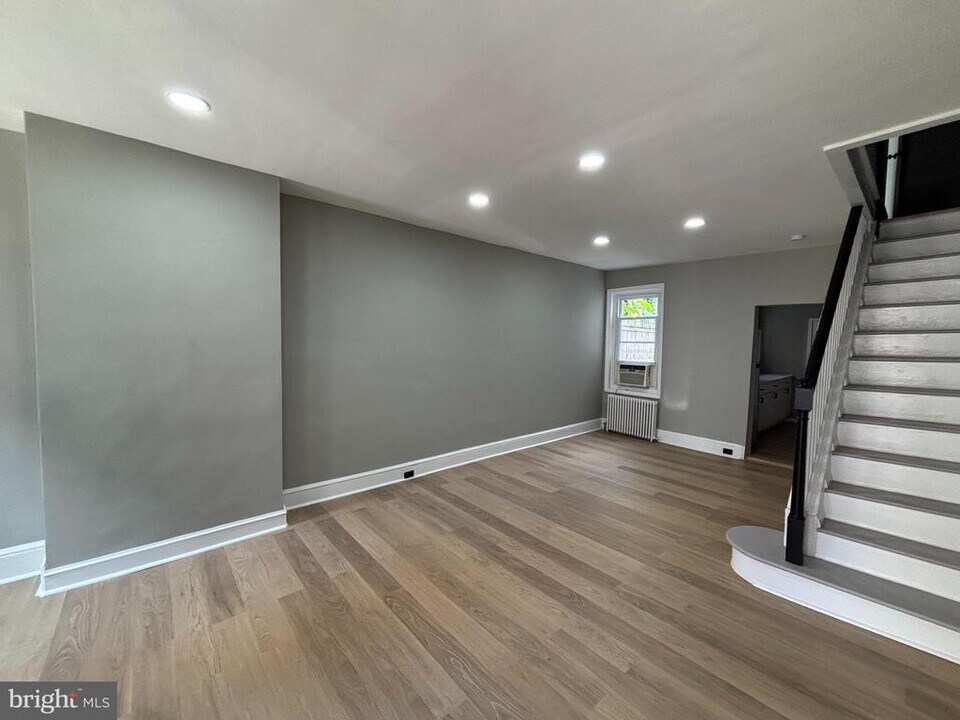 107 Kingsley St in Philadelphia, PA - Building Photo