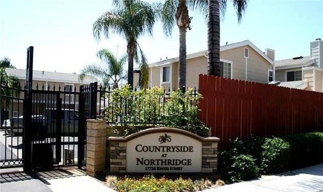 17726 Kinzie St in Los Angeles, CA - Foto de edificio - Building Photo