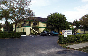 Sherwood Gardens Condominiums in Delray Beach, FL - Building Photo - Building Photo