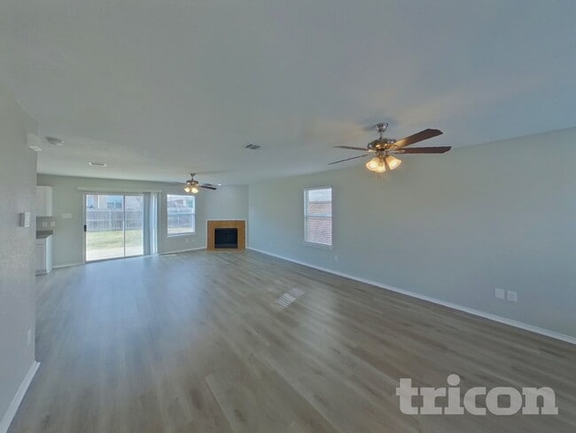 156 Jefferson Dr in Venus, TX - Foto de edificio - Building Photo