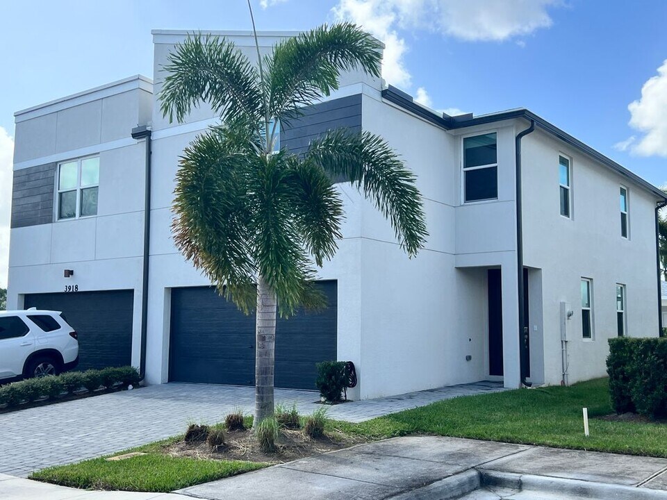 3916 SE Mentmore Ln in Stuart, FL - Building Photo