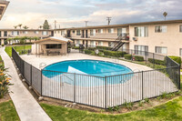 Holiday West Apartments in Westminster, CA - Foto de edificio - Building Photo