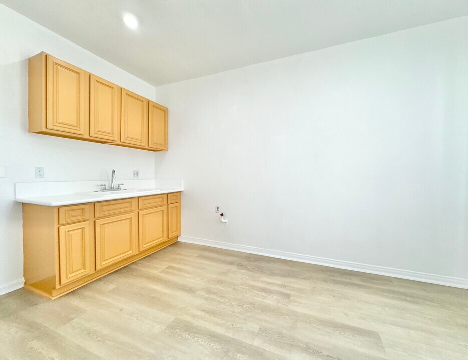 1200 S Hoover St in Los Angeles, CA - Building Photo