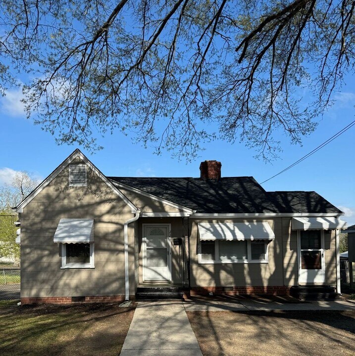 221 Hutchinson St in Rock Hill, SC - Building Photo