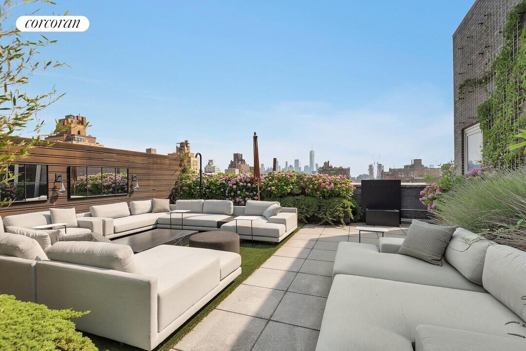 246 W 17th St in New York, NY - Building Photo