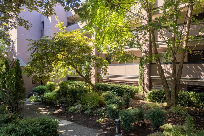 2611 Eastlake Ave E in Seattle, WA - Foto de edificio - Building Photo