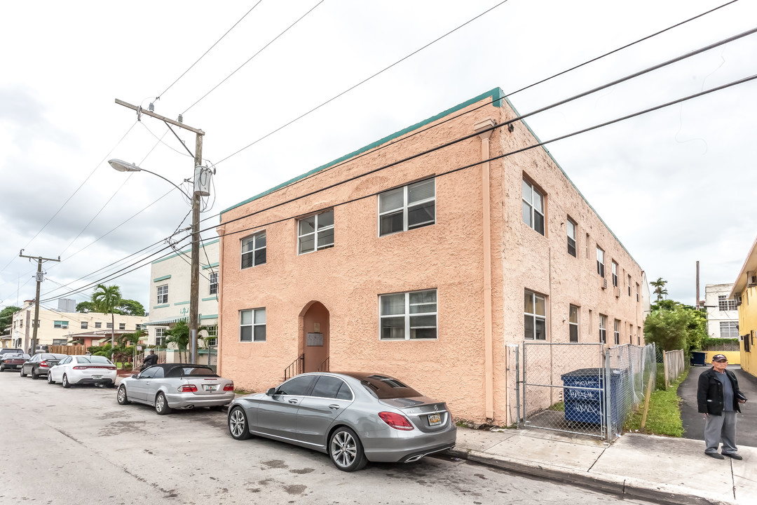 974 NW 2nd St in Miami, FL - Building Photo