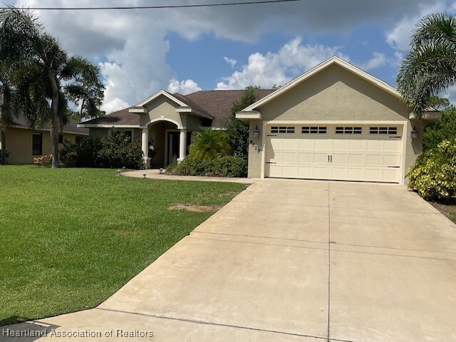 4509 Medina Way in Sebring, FL - Foto de edificio