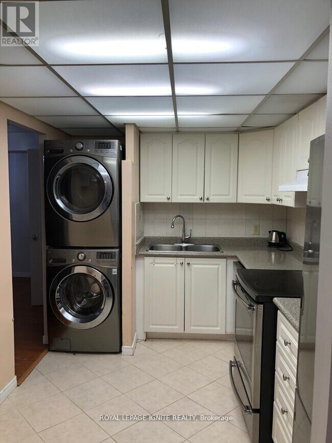 3695 Kaneff Crescent in Mississauga, ON - Building Photo - Building Photo