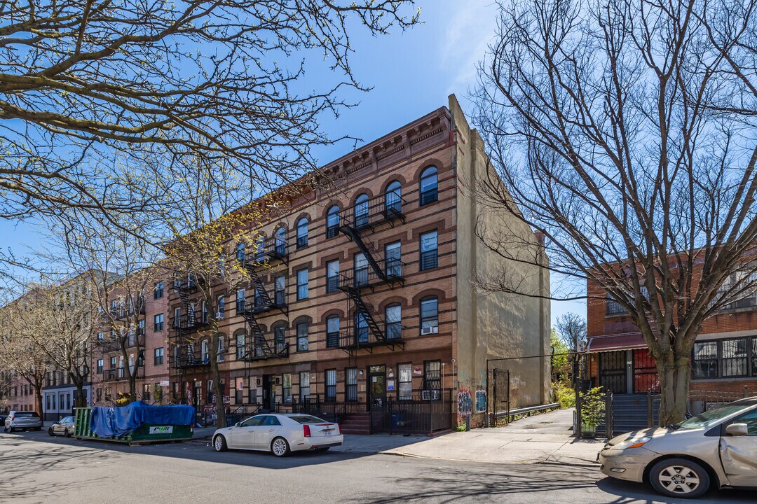 460 Pulaski St in Brooklyn, NY - Foto de edificio