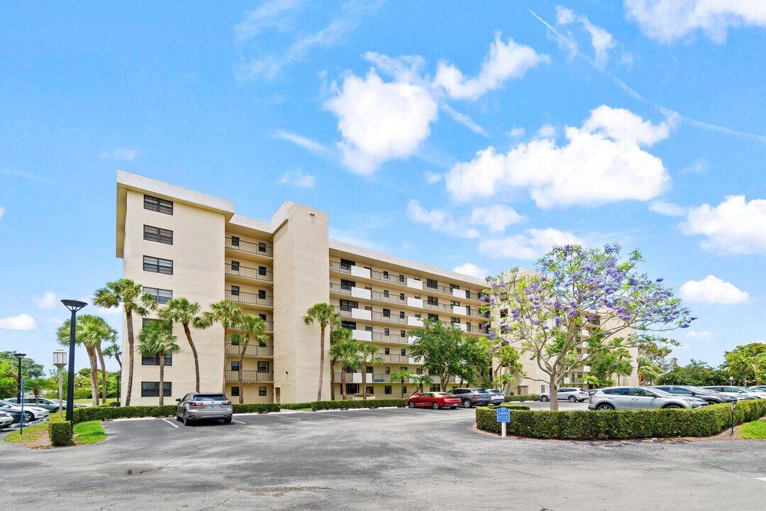 2400 DC Country Club Boulevard in Deerfield Beach, FL - Building Photo