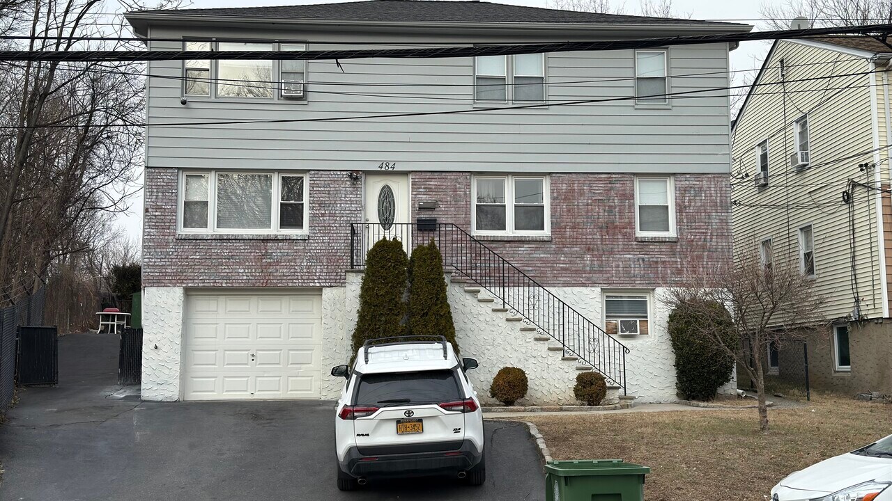484 Main St, Unit 1 in Harrison, NY - Building Photo
