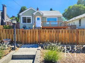 1612 Wheaton Wy in Bremerton, WA - Building Photo