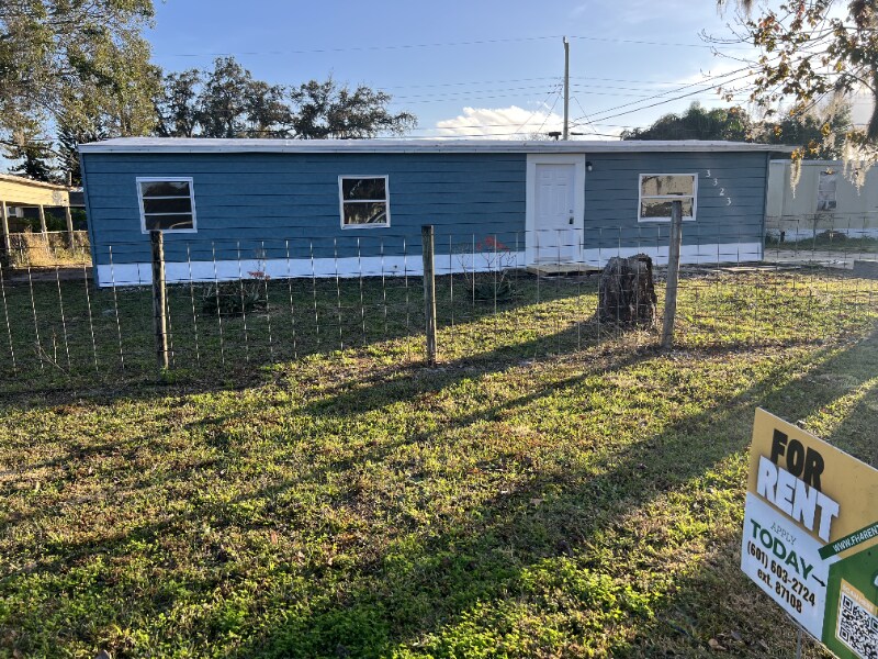 3323 Kittles St in Mims, FL - Foto de edificio