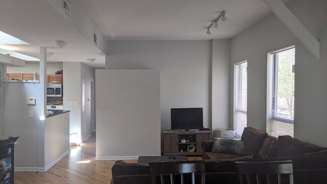2825 N Sheffield Ave, Unit 2824-2