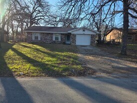 136 Richard Ln in Azle, TX - Building Photo