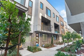 25390 Parklane Dr in Hayward, CA - Foto de edificio - Building Photo