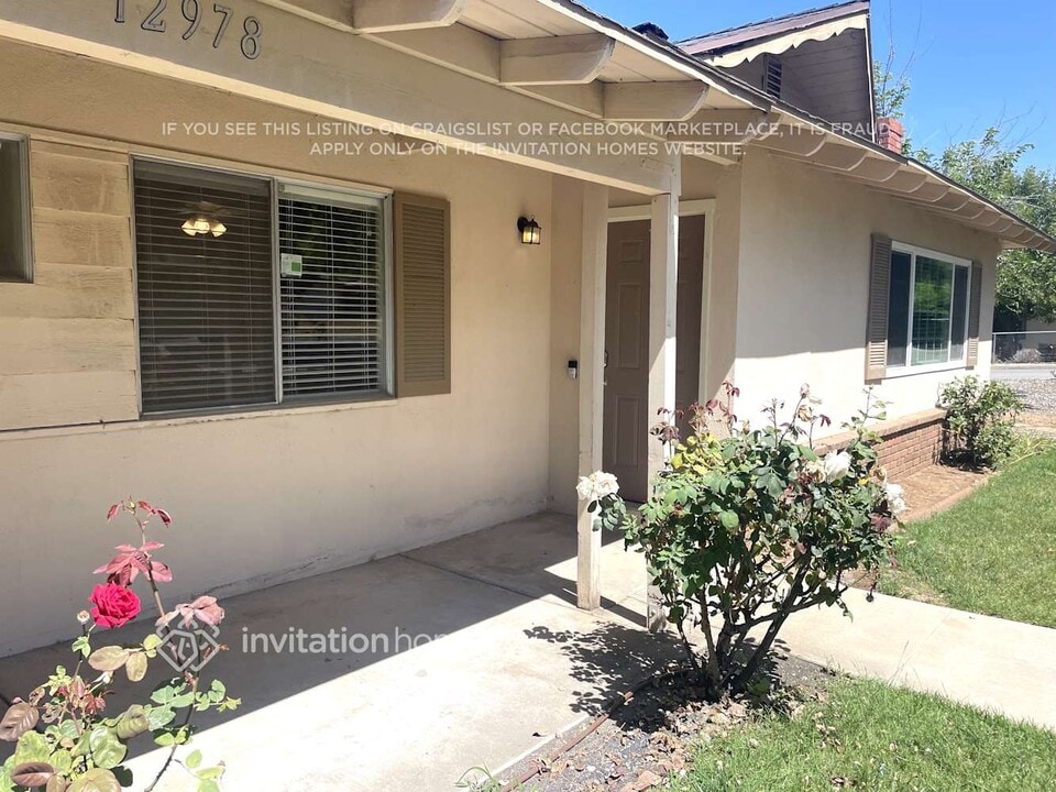 12978 Douglas St in Yucaipa, CA - Foto de edificio