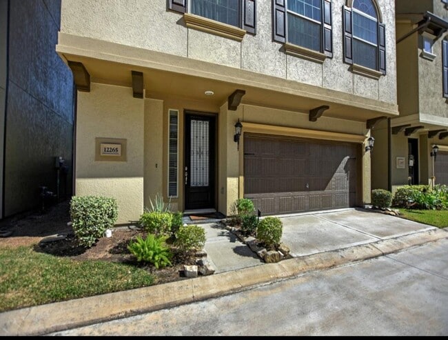 property at 12265 Oxford Cres Cir