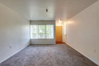 Apple Valley Apartments in Romeo, MI - Building Photo - Interior Photo