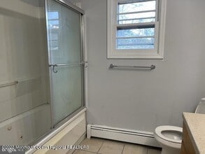 37 Lighthouse Dr in Ocean Township, NJ - Building Photo - Building Photo
