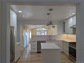 105 Wentworth Dr in South Windsor, CT - Building Photo - Building Photo