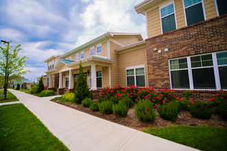 East Village at Avondale Meadows Apartments in Indianapolis, IN - Foto de edificio - Building Photo