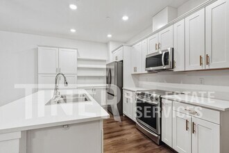 3011 Mesmerizing Walk in Sacramento, CA - Building Photo - Building Photo