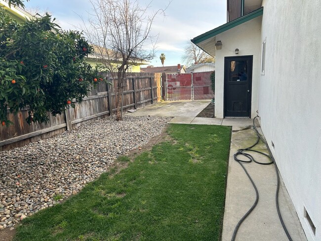 1434 W Monte Vista Ave in Visalia, CA - Building Photo - Building Photo