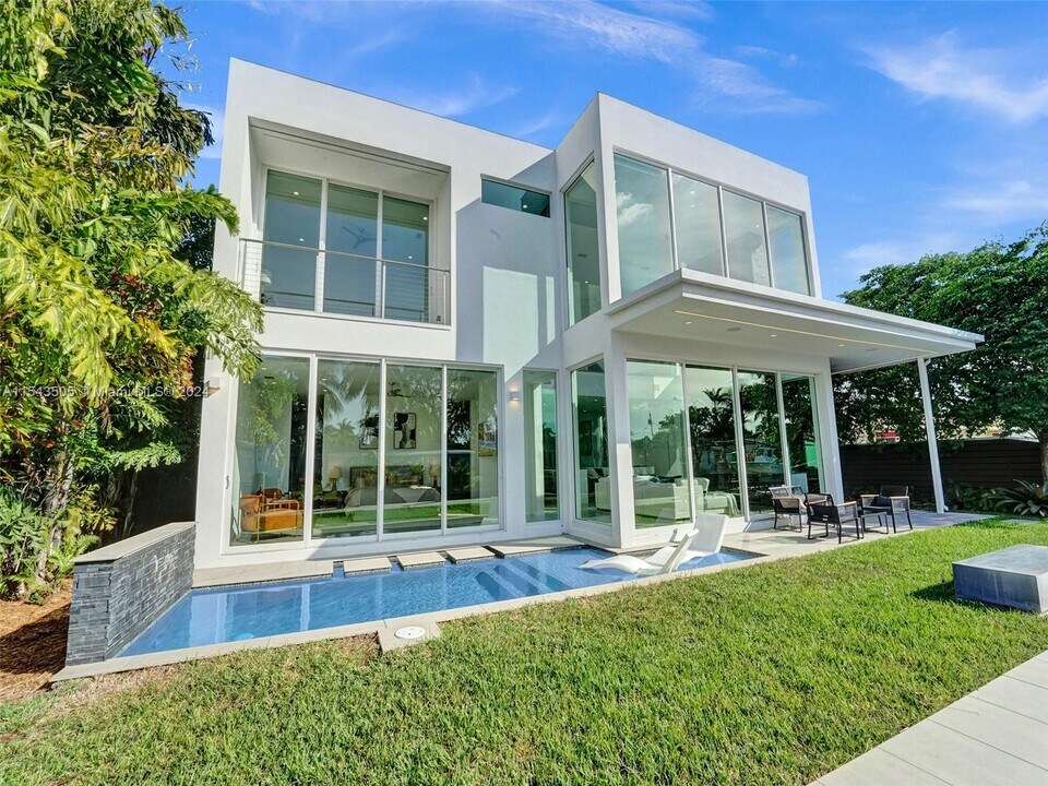 2217 NE 17th Ter in Wilton Manors, FL - Building Photo