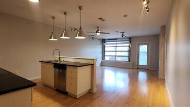 1111 S Akard St in Dallas, TX - Building Photo - Building Photo