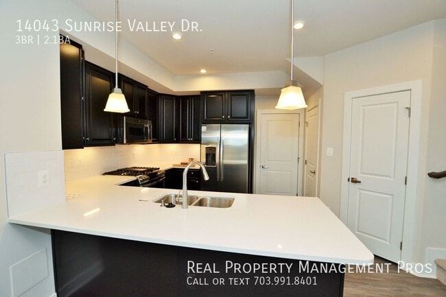 14043 Sunrise Valley Dr in Herndon, VA - Building Photo - Building Photo