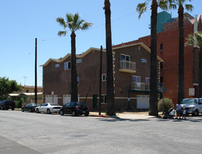 5400 Lexingto Ave in Los Angeles, CA - Building Photo - Building Photo