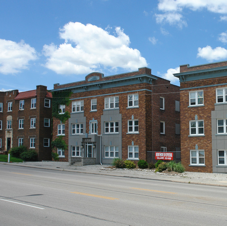 3708 Dodge St in Omaha, NE - Foto de edificio