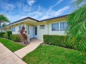 2804 Crosley Dr E in West Palm Beach, FL - Building Photo - Building Photo