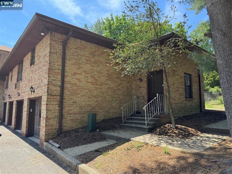 231 River Dr in River Vale, NJ - Building Photo