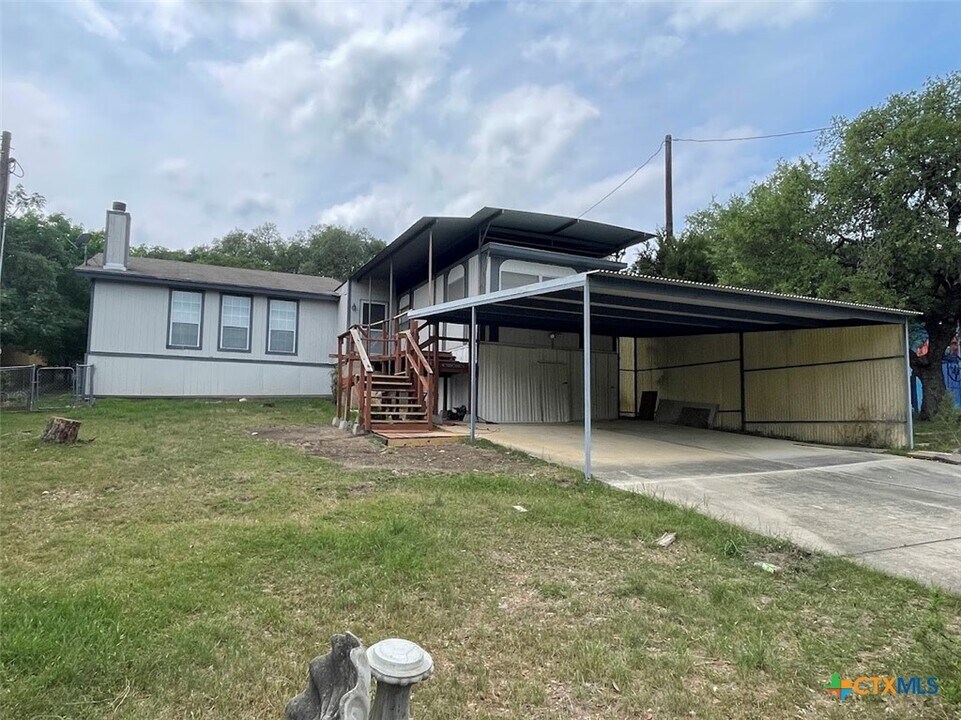 1026 Rambling Dr in Canyon Lake, TX - Foto de edificio