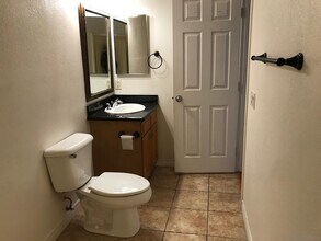 5022 Los Morros Way-Unit -37 in Oceanside, CA - Building Photo - Building Photo