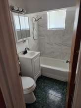 14001 East 35th St S in Independence, MO - Foto de edificio - Building Photo