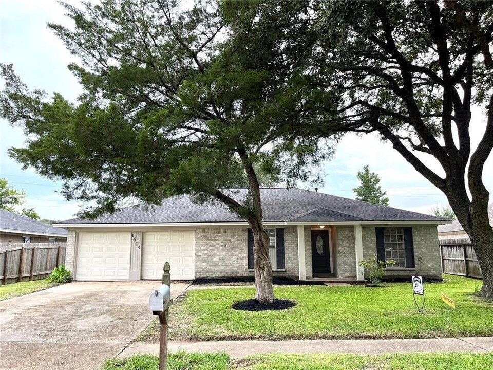 1604 Broken Arrow St in Baytown, TX - Building Photo