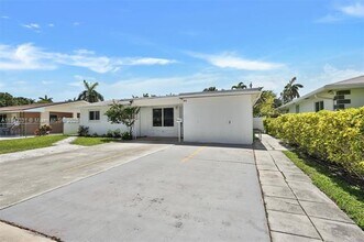 814 NE 4th St in Hallandale Beach, FL - Foto de edificio - Building Photo