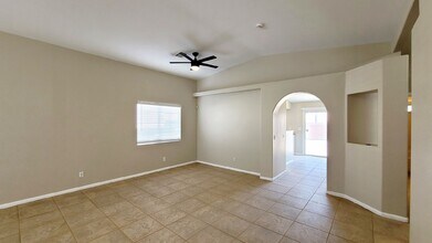 319 Mulberry Glen Dr in North Las Vegas, NV - Foto de edificio - Building Photo